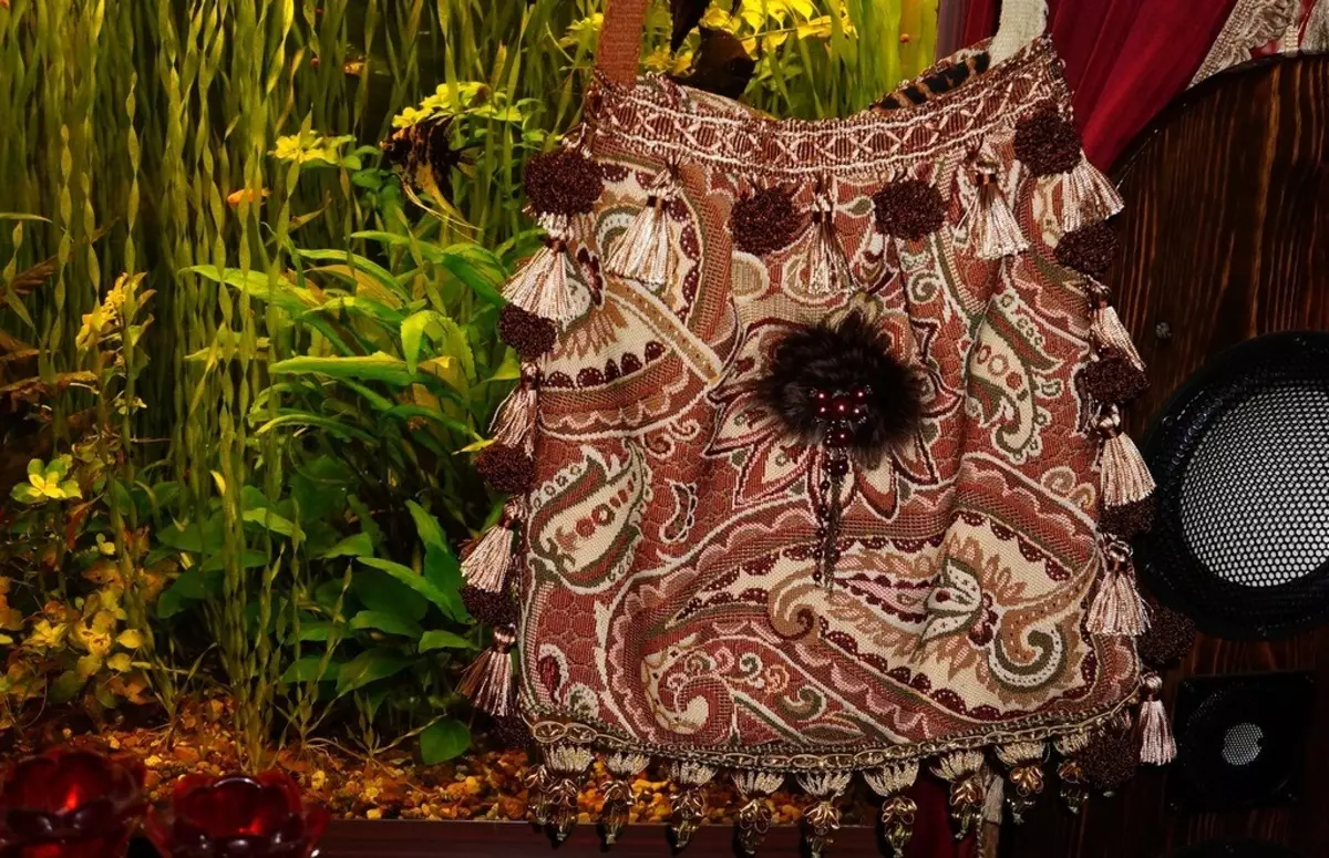 Comment coudre un sac de tissu avec vos propres mains (51 photos): motifs de motifs de lin et de tapisserie, classe de maître en couture de modèles faits de rabats 13249_43