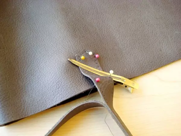 Δερμάτινη τσάντα με τα χέρια σας (164 φωτογραφίες): μοτίβο, πώς να ράψει από δέρμα και δερματίνη, master τάξη από κομμάτια, decoupage γυναικεία τσάντα 13259_19