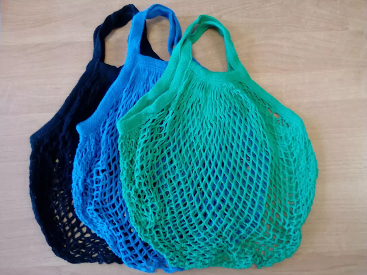 اپنے ہاتھوں کے ساتھ بیچ بیگ (77 فوٹو): پیٹرن، ساحل سمندر کے لئے ایک بیگ گندگی بنائیں، کپڑے سے نمٹنے کے لئے ماسٹر کلاس، بننا crochet 13263_36