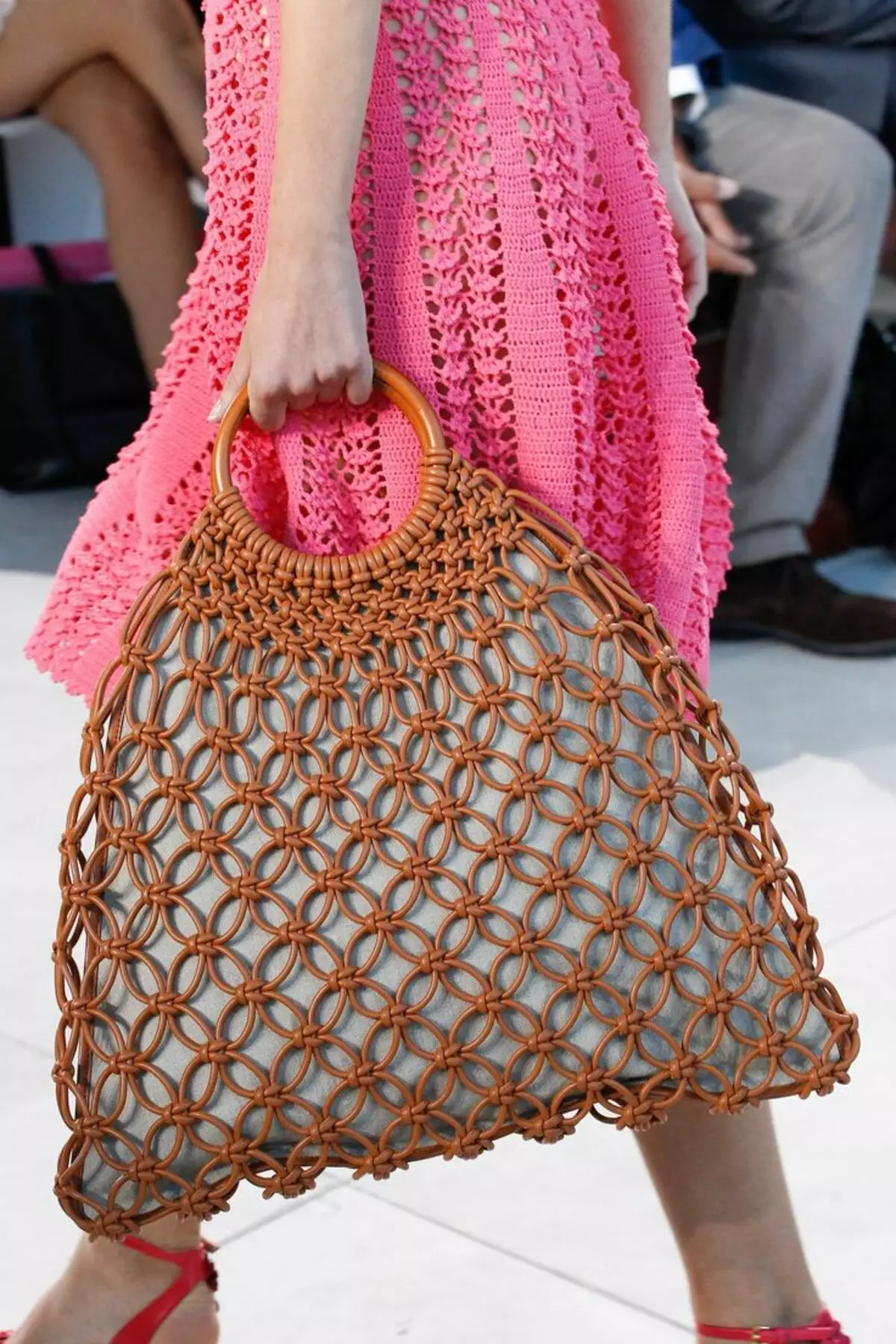 Beach bag with your own hands (77 photos): patterns, make a bag-rug for the beach, master class on tailoring from the fabric, knit crochet 13263_37
