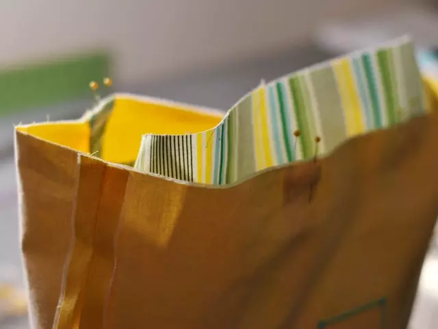 Borsa da spiaggia con le tue mani (77 foto): modelli, fare un tappeto da borsa per la spiaggia, classe Master sulla sartoria dal tessuto, lavorato a maglia all'uncinetto 13263_71