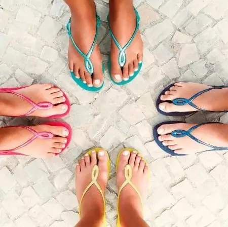 பிராண்ட் ஸ்லாண்ட்ஸ் (84 புகைப்படங்கள்): Havaianas, Baldinini, ரைடர், ஐபானா, புமா, ரீபோக், Cerutti, Keddo, Jordan, Crocs, Tommy Hilfiger, Chanel 13269_13