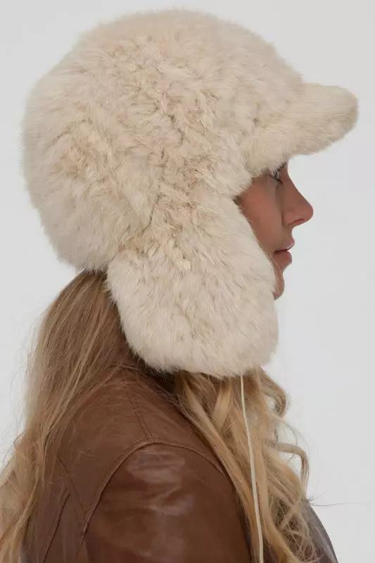 Cap med ører (54 bilder): Med kattører, vinter og følte, med Mikkey Mouse Ears, Black, Warmed på en fleece, som har på seg en hette 13277_23