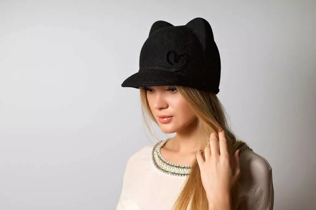 Gorra con orejas (54 fotos): con orejas de gato, invierno y fieltro, con oídos de ratón de mikkey, negro, calentado en un vellón, con el que llevaba una gorra 13277_35