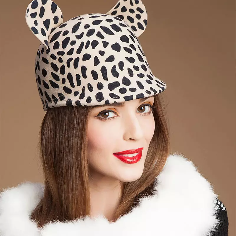 כובע עם אוזניים (54 תמונות): עם אוזניים חתול, חורף והרגיש, עם אוזניים עכבר Mikkey, שחור, מחומם על פליס, עם אשר לובש מכסה 13277_6
