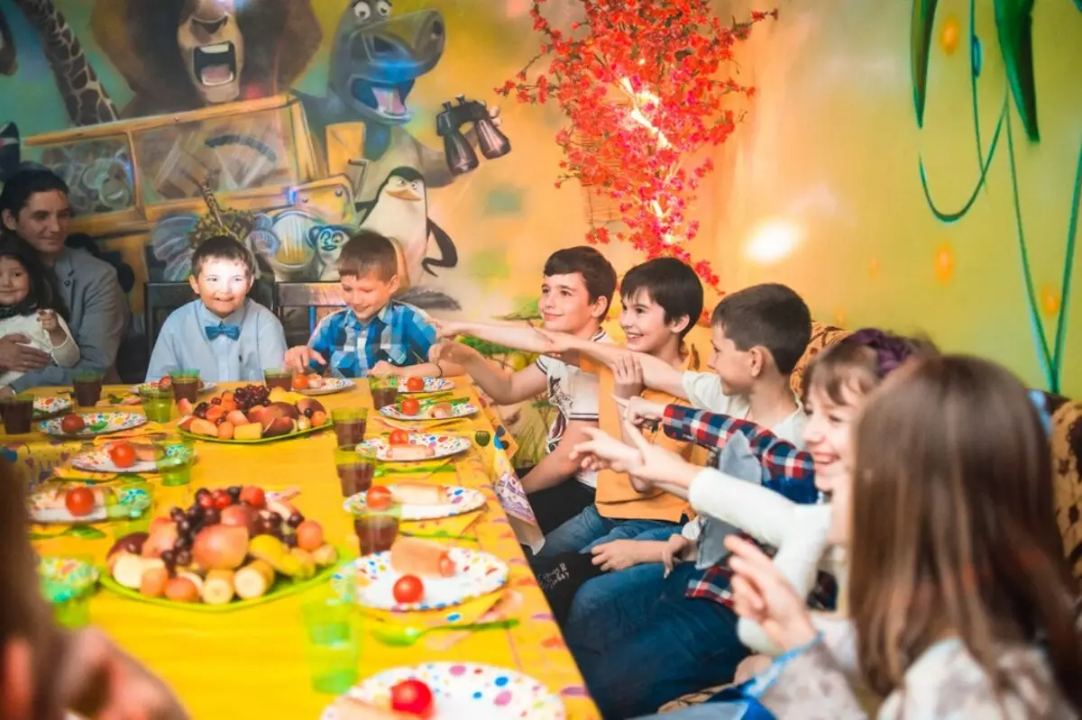 Wettbewerbe und Geburtstag (23 Fotos): Lustige und lustige Spiele am Tisch für verschiedene Unternehmen, coole Wettbewerbe für Erwachsene und interessante Optionen für Kinder 13308_3