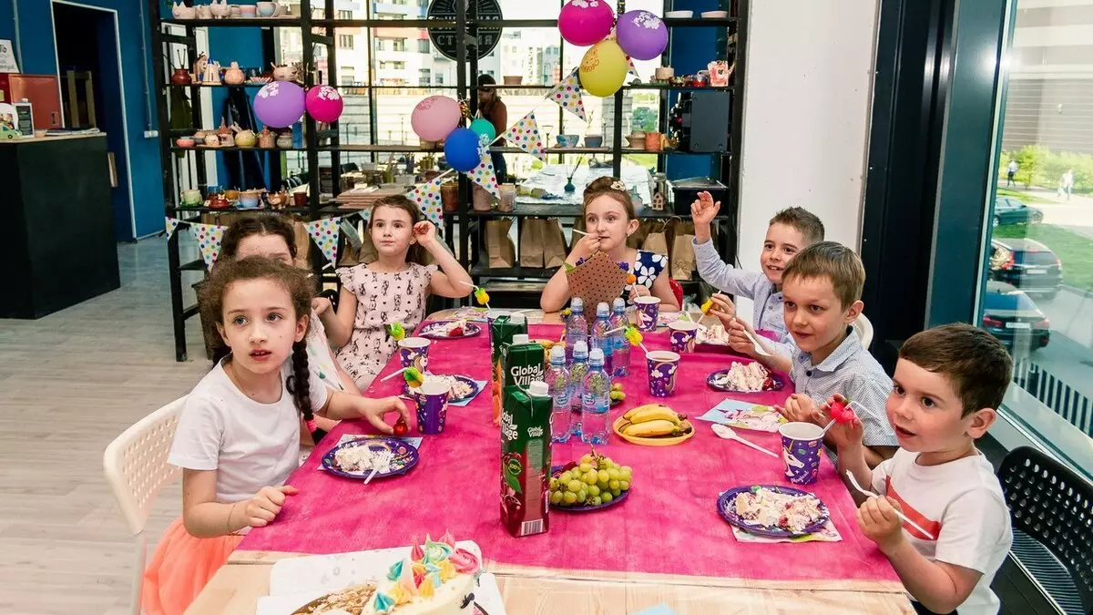 Natjecanja i rođendan (23 fotografije): smiješno i zabavne igre na stolu za različite tvrtke, ohladi natjecanja za odrasle i zanimljive mogućnosti za djecu 13308_4