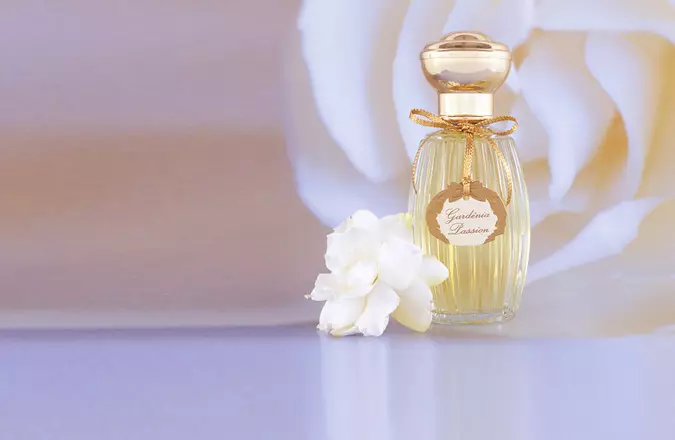 Floral smaken (37 foto's): parfums voor vrouwen met iris en houtachtige parfum met bloemen notities, met de geur van Gardenia en Narcissus, andere smaken 13336_12