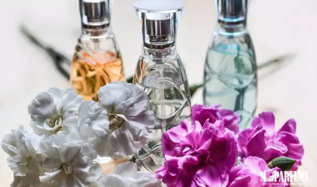 Floral smaken (37 foto's): parfums voor vrouwen met iris en houtachtige parfum met bloemen notities, met de geur van Gardenia en Narcissus, andere smaken 13336_7