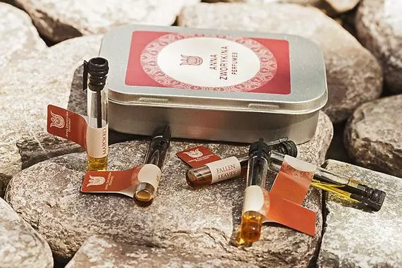 Ruski parfumerijski izdelki: žgane pijače tovarne svobode in parfumične kozmetične družbe Rusije 