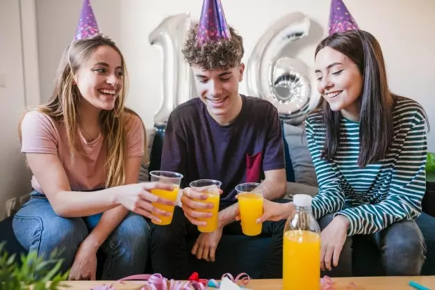 Cum să sărbătorim o zi de naștere timp de 16 ani? Sărbătoarea scenariului a celei de-a 16-a aniversări pentru fiu sau fiică, concursuri, jocuri și alte idei amuzante 13352_5