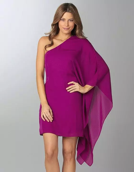 Σύντομο φόρεμα φούξια χρώμα με ένα ευρύ μακρύ μανίκι
