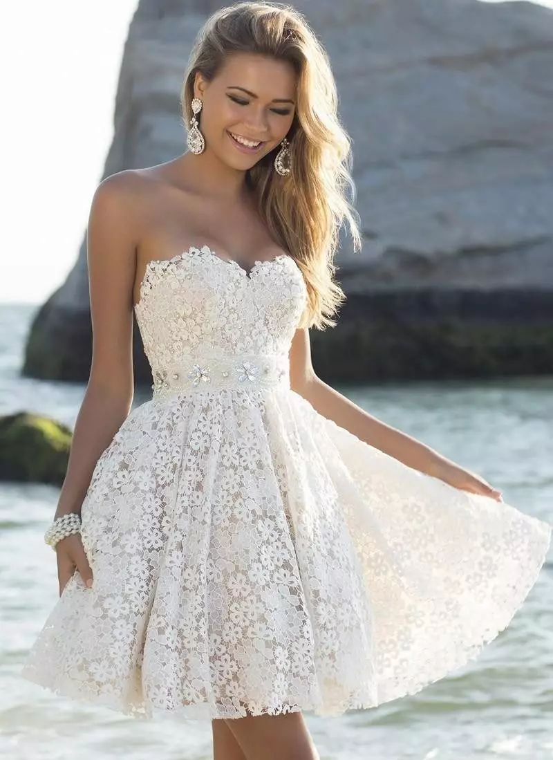 Etek güneşi ile beyaz dantel büstiyer elbise