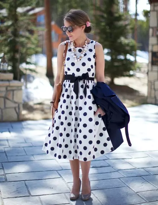Balta suknelė mėlynos žirniai su sijono saule