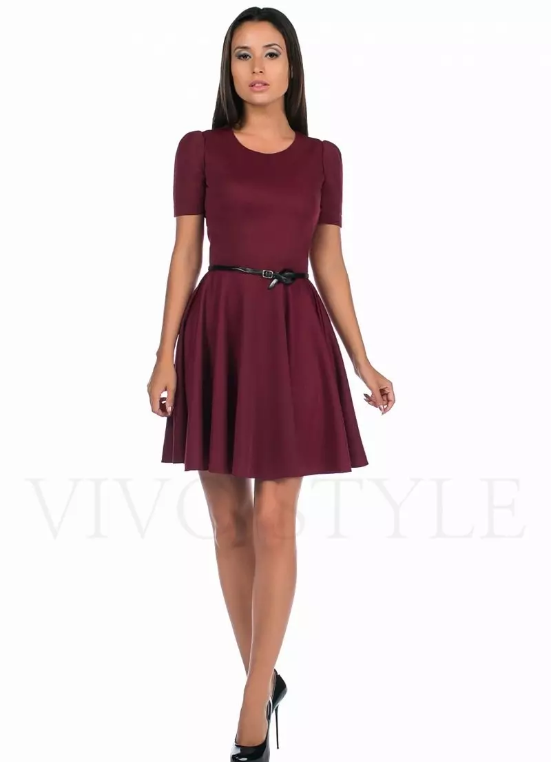 Vínové krátké šaty se sukní sluncem