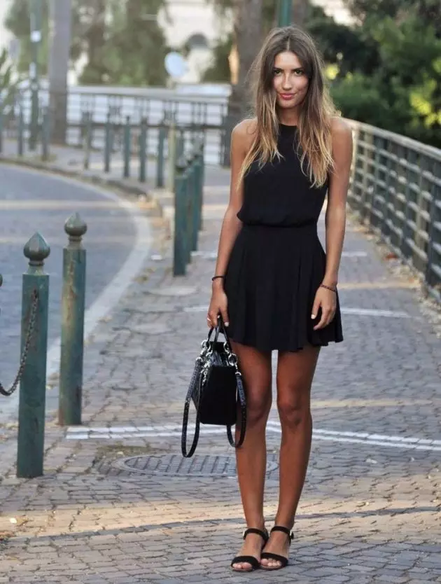 Krepšys ir batai vasaros suknelė su saulės sijonu