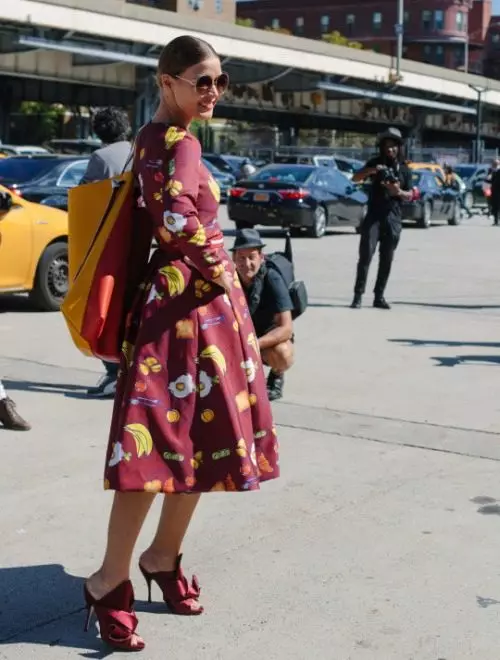 勃艮第連衣裙，帶有裙子太陽的印花
