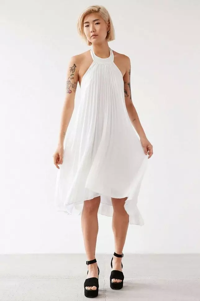 Asymetrické bílé šaty s americkou vírou