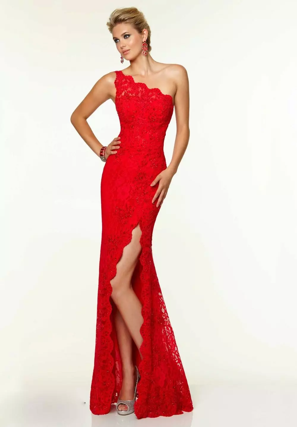 Червена асиметрична рокля на едното рамо
