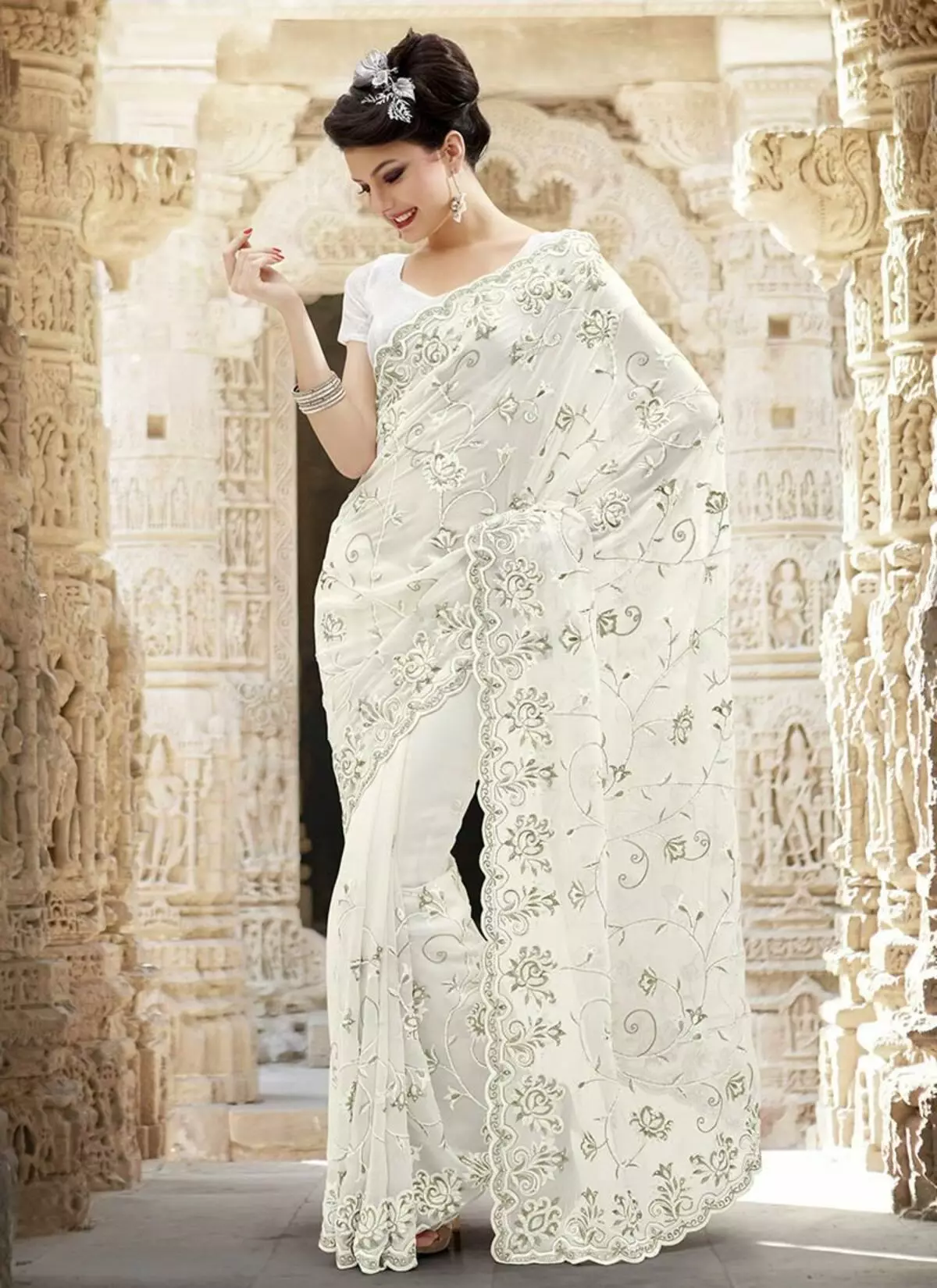 Платье сари. Свадебное Сари в Индии. Индийское Сари красное свадебное. Наряд невесты в Индии Сари. Белое Сари в Индии.