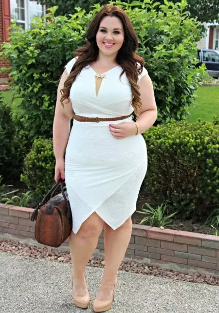 Gaun putih pada pesta perusahaan untuk penuh