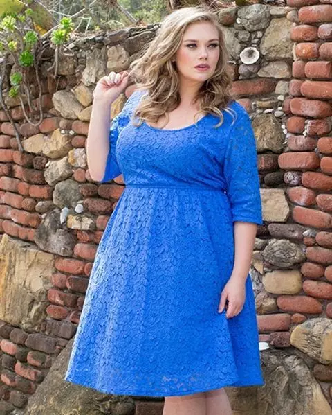 Modré krajkové šaty na firemní párty pro plné