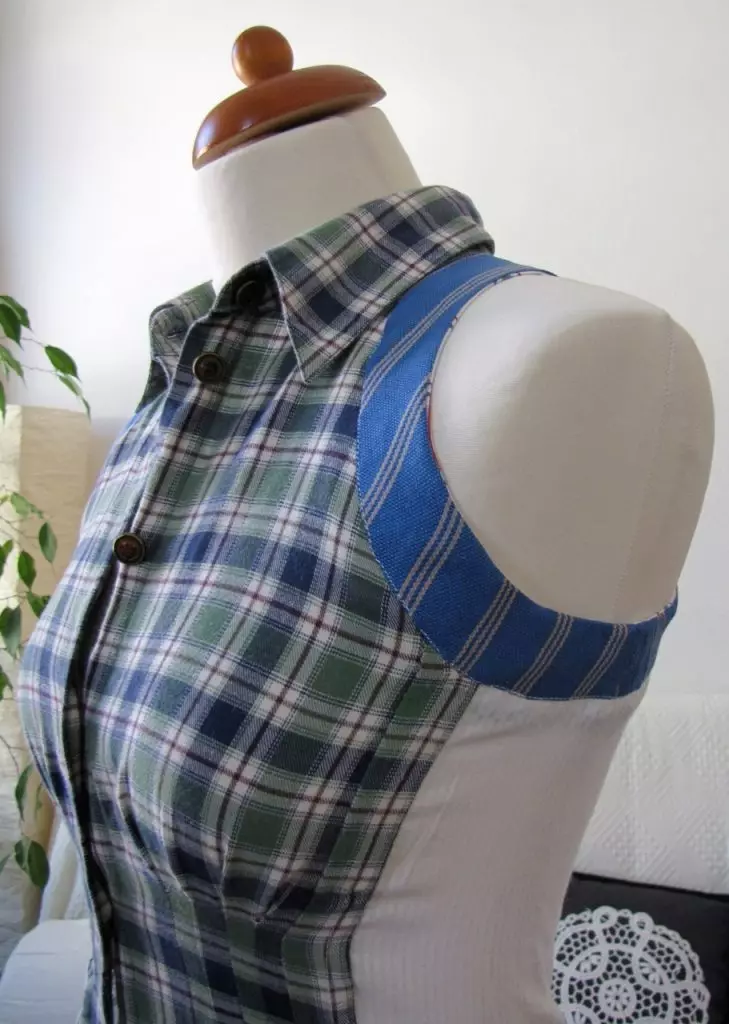 Împachetatoare pe o rochie făcută din cămașă pentru bărbați