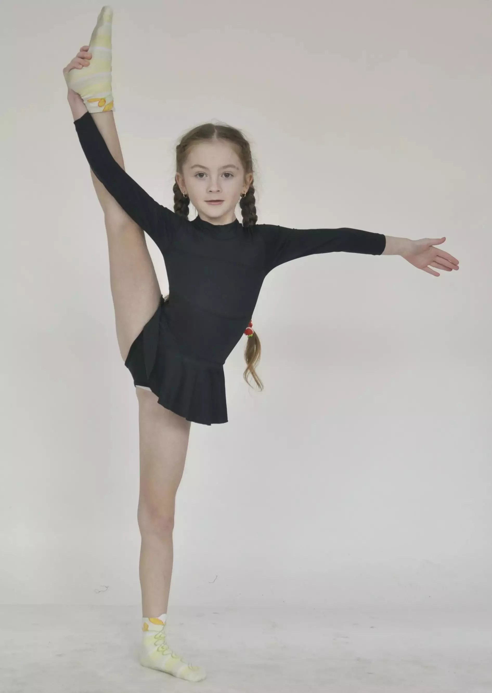Gimnastika naĝkostujo kun jupo (35 fotoj): modeloj kun jupoj por ritmaj gimnastikoj 13393_12