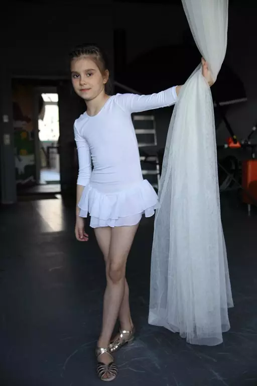 Costume de baie gimnastică cu fustă (35 fotografii): Modele cu fuste pentru gimnastică ritmică 13393_9
