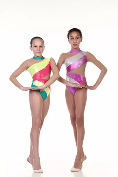 Swimsuit de dança (59 fotos): modelos de desportos de dança com uma saia para dança de salão, como é chamado, rosa e branco 13394_32