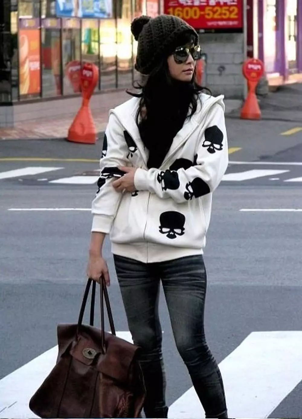 Sweatshirts femra (238 foto): modë, hoody, madhësi të mëdha, rrufe, të gjatë, bombardues, sport, të ngrohtë 1339_169
