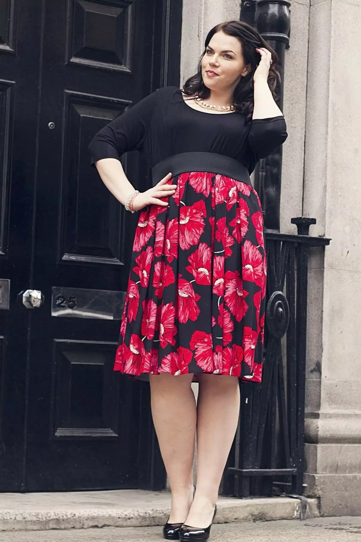 Robe avec une taille accablée avec noir et rouge avec une jupe d'impression de fleur pour femmes complètes