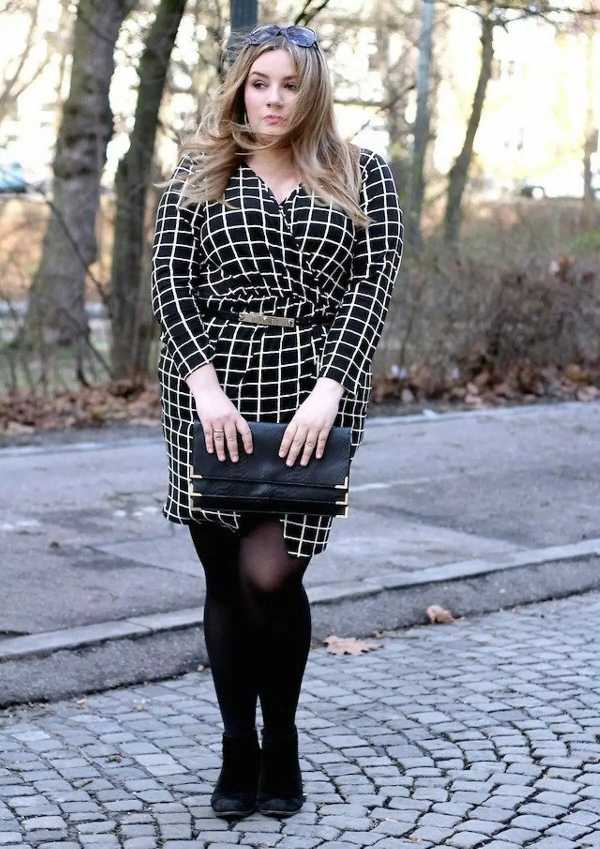 Checkered սեւ զգեստը հոտով լիարժեք կանանց համար