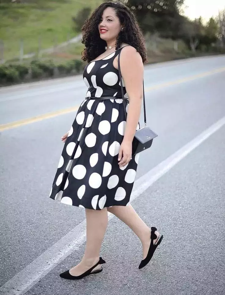 Sundress สีดำเป็นถั่วสีขาวขนาดใหญ่ในการรวมกันกับรองเท้าบัลเล่ต์สำหรับผู้หญิงเต็ม