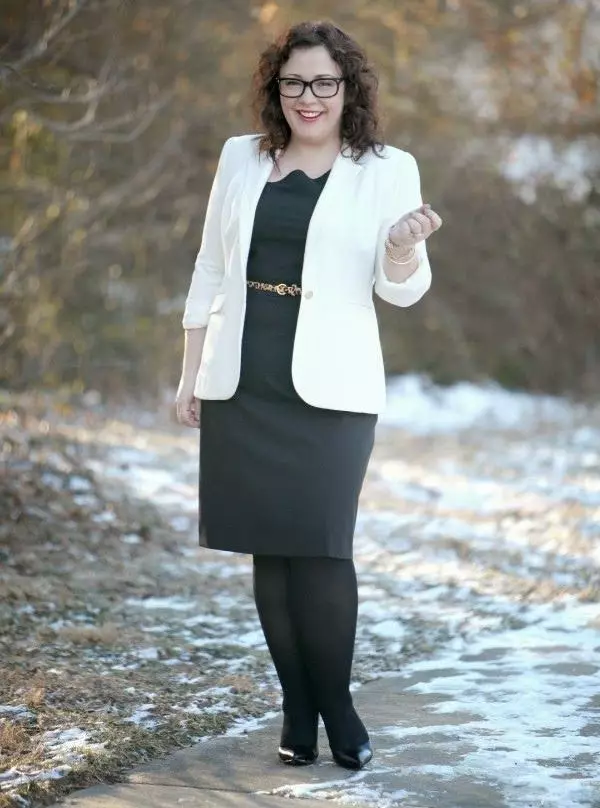 Czarna sukienka-case do całkowitego połączenia się z białym płaszczu