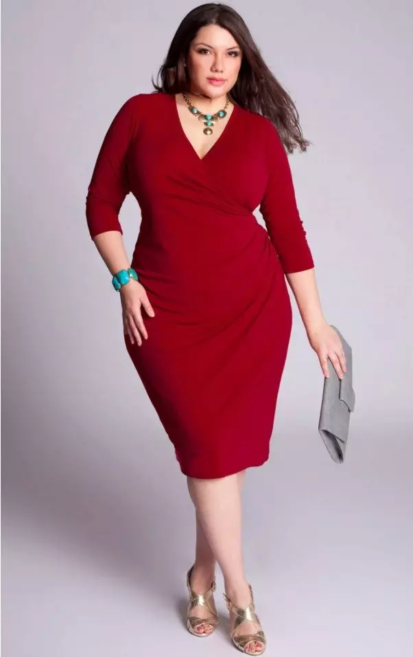 Full woman in red dress with gray clutch and gold sandals