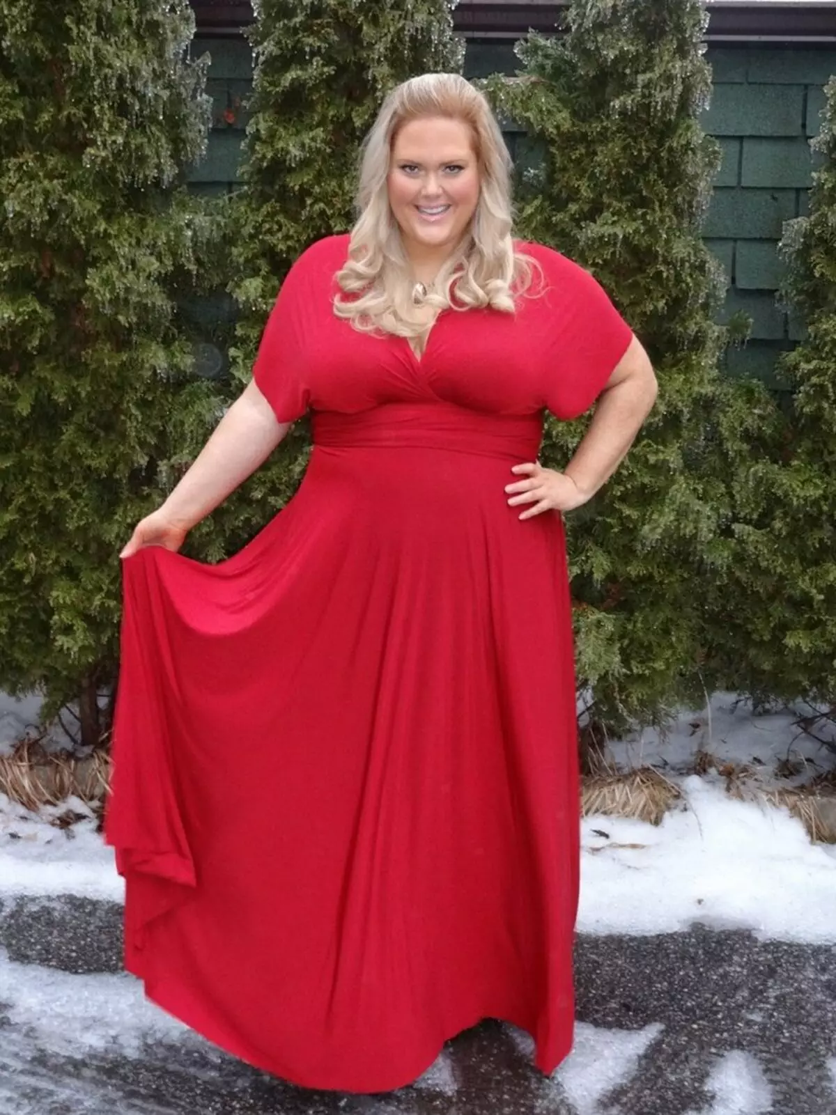 Červené šaty dlho v podlahových šatách pre plné ženy