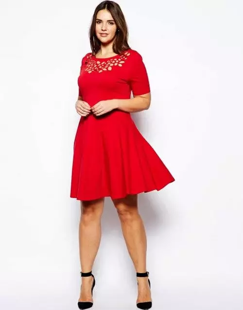 完全な女性のための胸部のガップを持つ赤い短いドレス