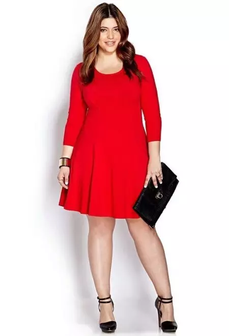 पूर्ण महिलाओं के लिए तीन-चौथाई आस्तीन के साथ लाल पोशाक मध्यम लंबाई
