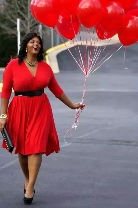 Siyah ayakkabı, çanta, tam kadınlar için kemer ile bir kombinasyon halinde Kırmızı Elbise