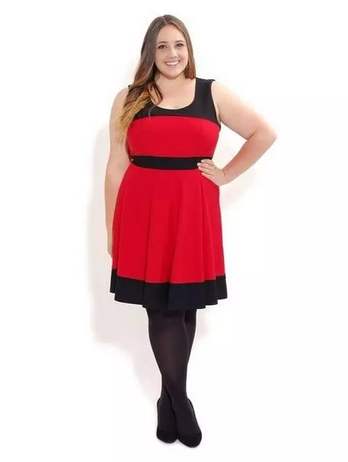 Rød kjole med en sort ende på nakken og fra bunden af ​​nederdelen til fulde kvinder