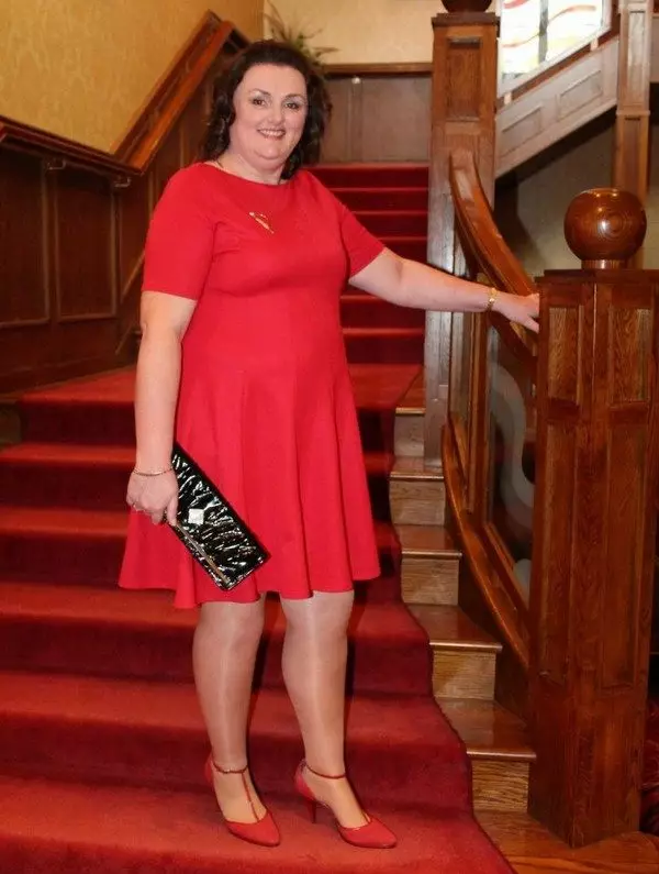 Rød kjole for fulle kvinner med pute sko og svart clutch