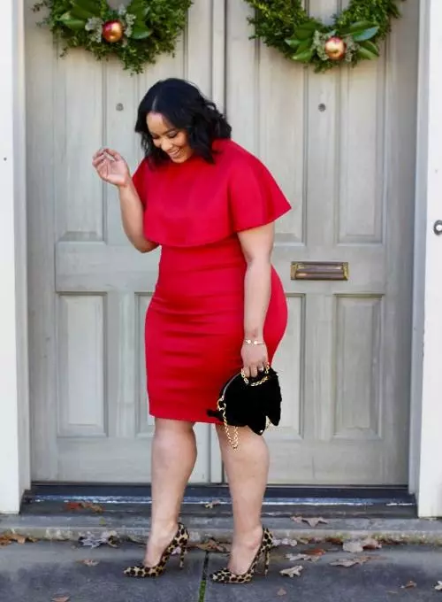 Đầm đỏ cho phụ nữ hoàn chỉnh trong sự kết hợp với một chiếc túi xách màu đen và giày da báo trên giày cao gót