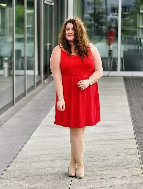 Црвена хаљина за пуне плавуше жене са лаганом кожом