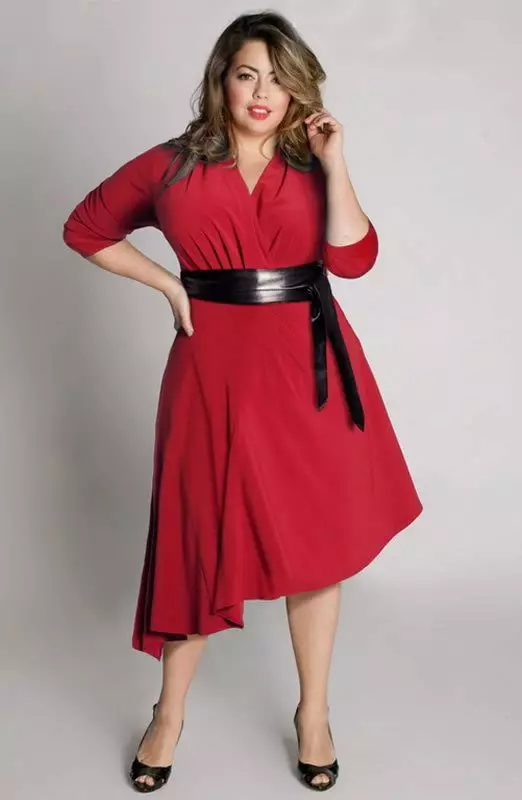 Rdeča pletena obleka z oblikovano silhueto za polne ženske