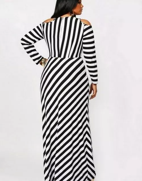 Longo en andar Striped Black and White Dress Simple Cut on a Full Woman (Girl)