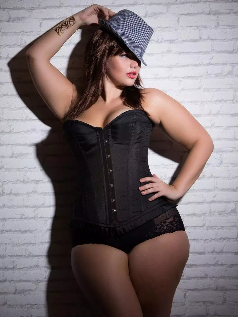 მაკორექტირებელი საცვლების (corset) ქვეშ ხანგრძლივი კაბა სრული გოგონა
