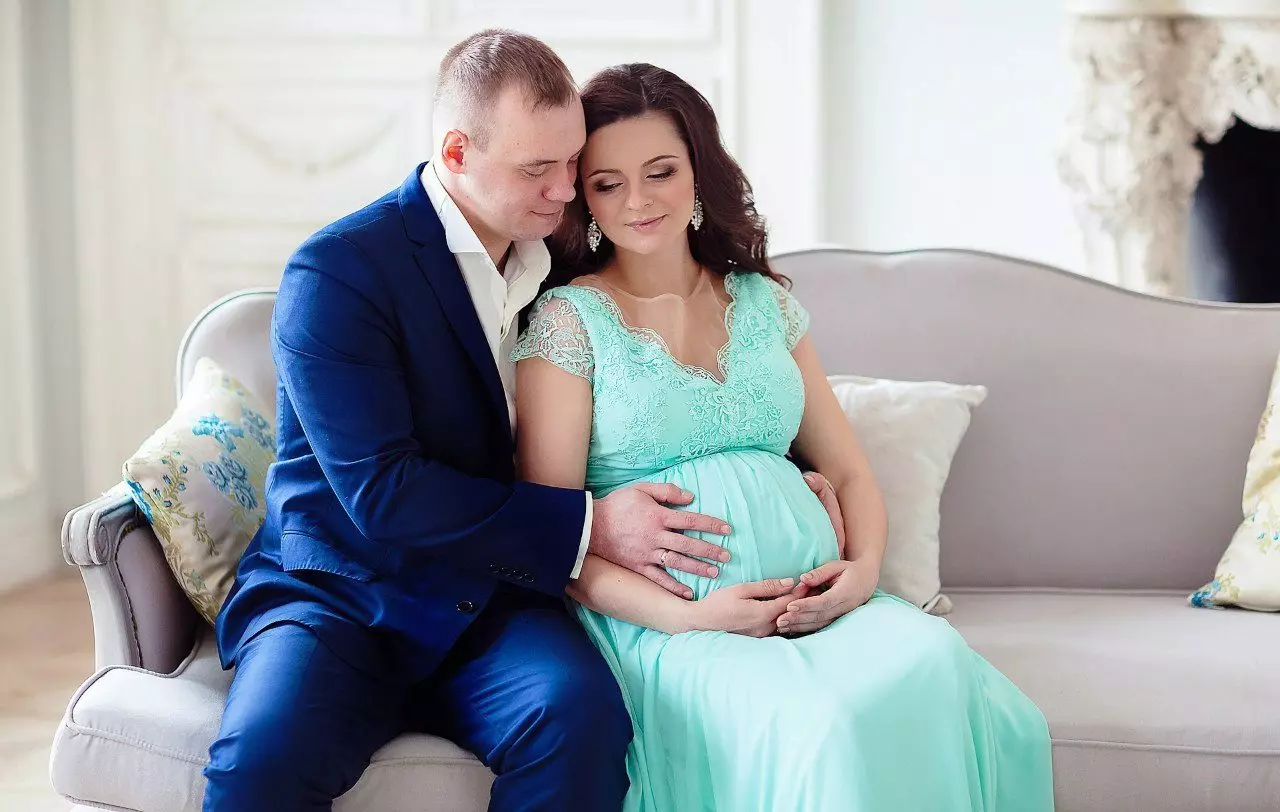 Veshja e bruzës për një xhirim foto të grave shtatzëna