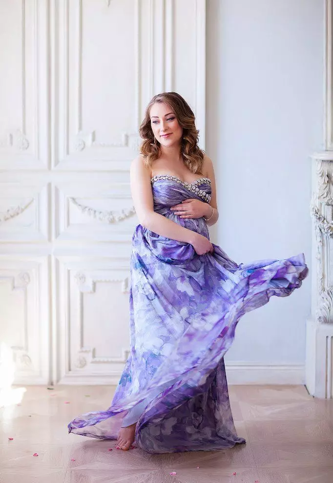 Hamile kadınların bir fotoğraf çekimi için leylak elbise