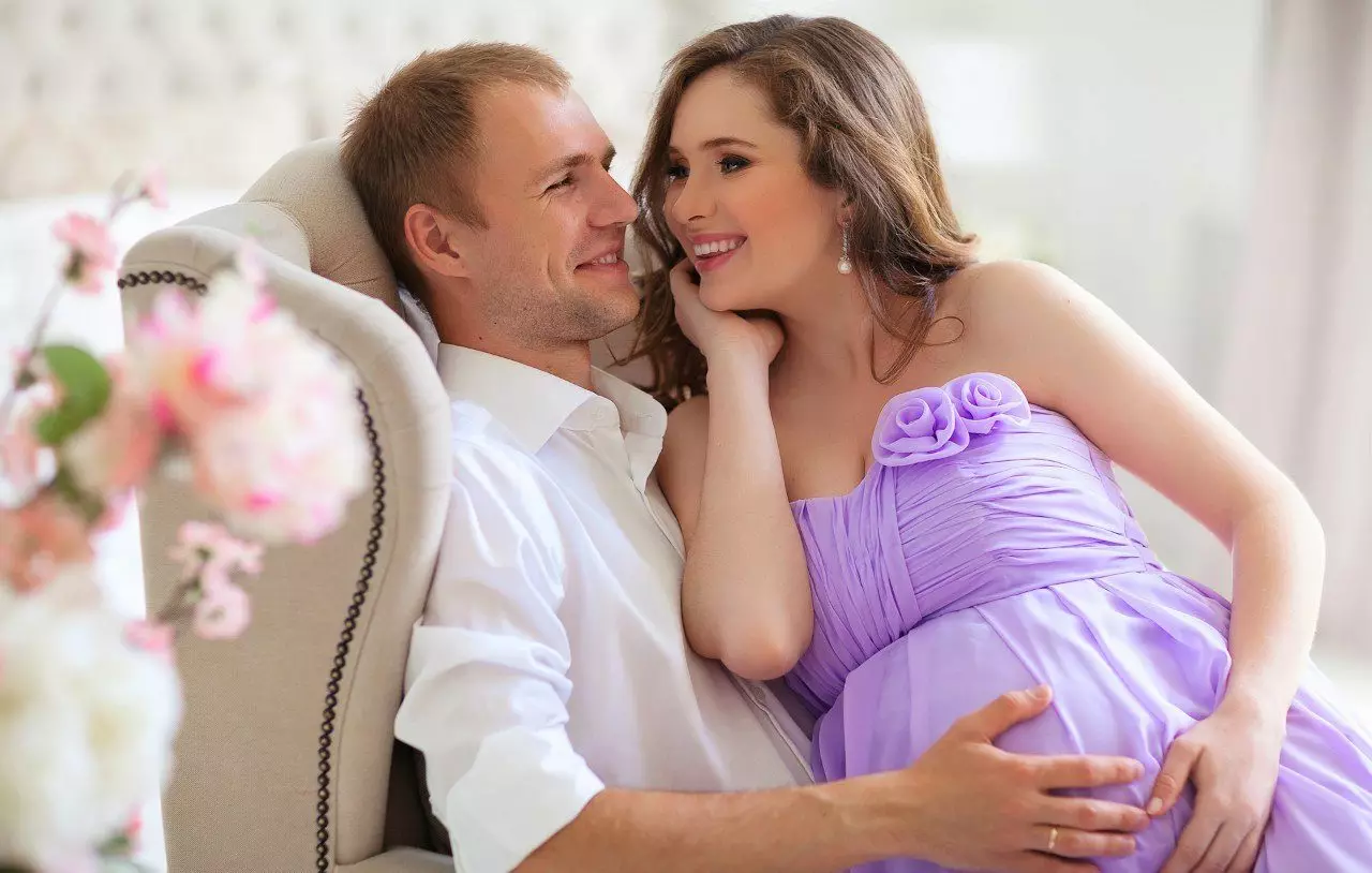 Lilac vishen për një xhirim foto të grave shtatzëna